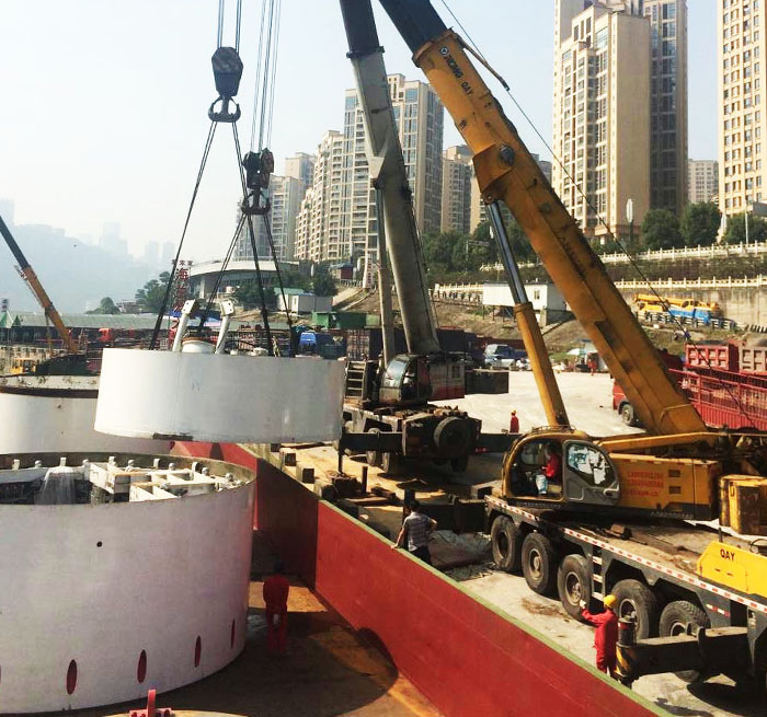 任丘吊车作业中