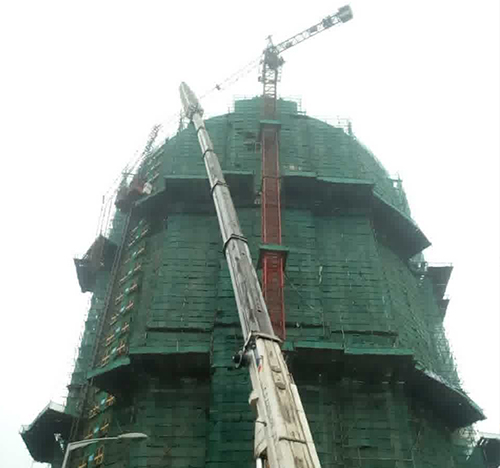 任丘吊车在工地上作业